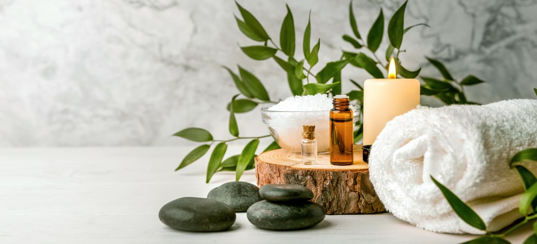 Steine, Kerzen, Salze, Handtuch und Massageöle