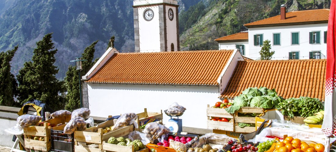 Curral das Freiras Madeira – Markt mit Bergkulisse im Nonnental Marktstand mit frischem Obst und Gemüse in Curral das Freiras auf Madeira, umgeben von Bergen