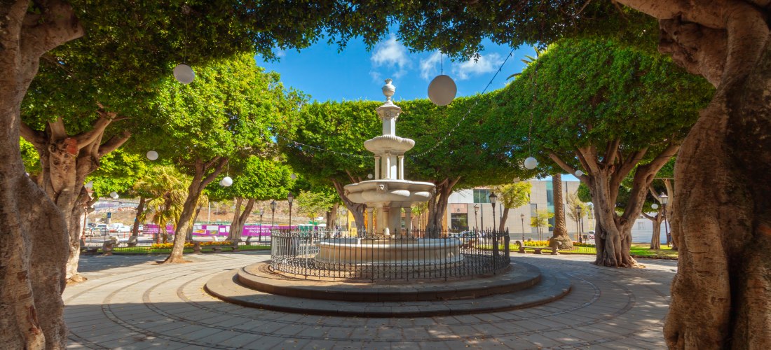 Historischer Brunnen im schattigen Park von Garachico auf Teneriffa