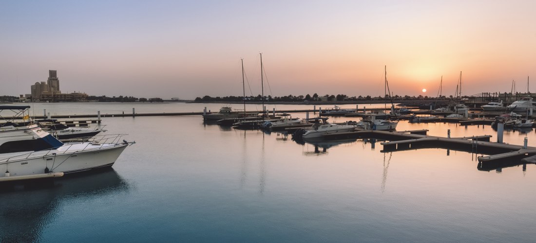 Yachthafen Al Hamra Marina in Ras Al Khaimah bei Sonnenuntergang mit Yachten und Segelbooten.