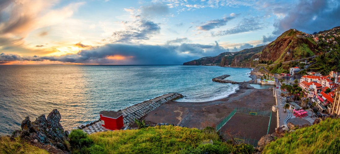 Ribeira Brava Madeira – Küstenort mit Strand und Promenade Blick auf den Küstenort Ribeira Brava auf Madeira mit Strand, Promenade und Abendstimmung über dem Atlantik