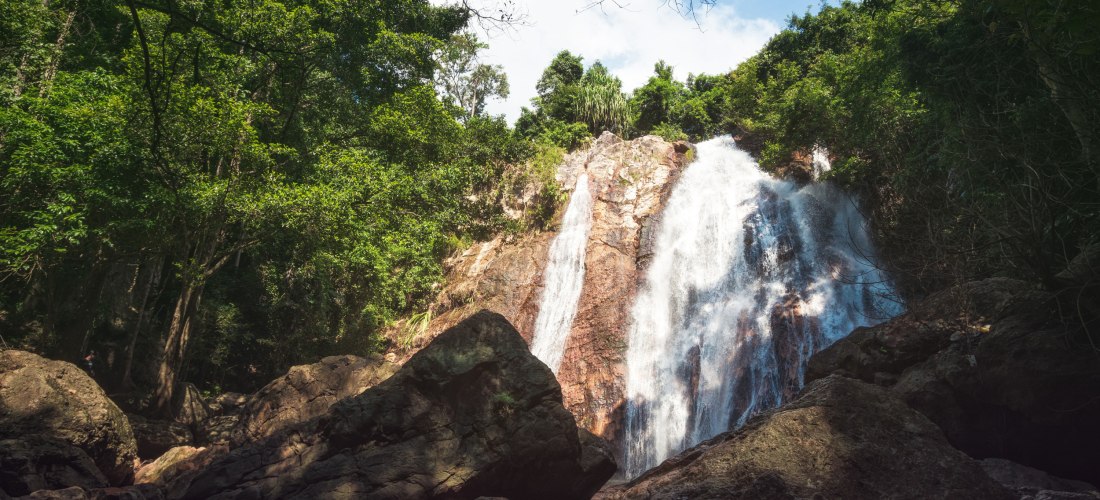 Na Muang 2 Wasserfall Koh Samui: 80 Meter hoher Wasserfall mitten im Dschungel, mit Felsen und grünem Regenwald umrahmt.