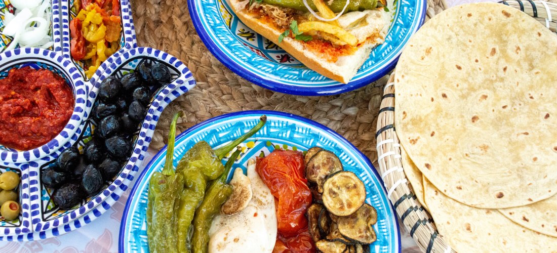 Typisches tunesisches Kafteji, tunesisches gastronomisches Gericht auf der Basis von Oeufs, rotem Thon, Poivron, Harissa, Olivenhain und anderen Hülsenfrüchten, tunesisches Sandwich
