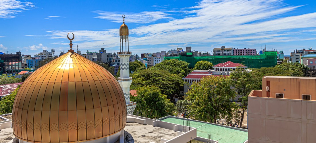 Grand Friday Mosque im Islamischen Zentrum von Malé, Malediven – goldene Kuppel und Minarett über der Stadt