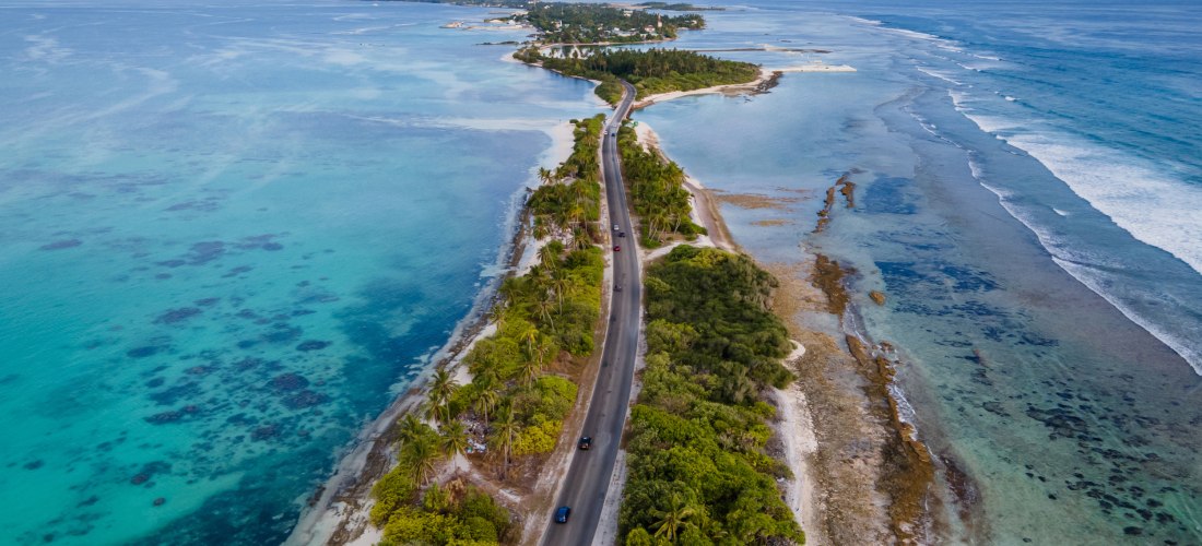 Luftaufnahme der tropischen Strandlandschaft und der Landstraße bei Addu City, dem südlichsten Atoll der Malediven im Indischen Ozean.