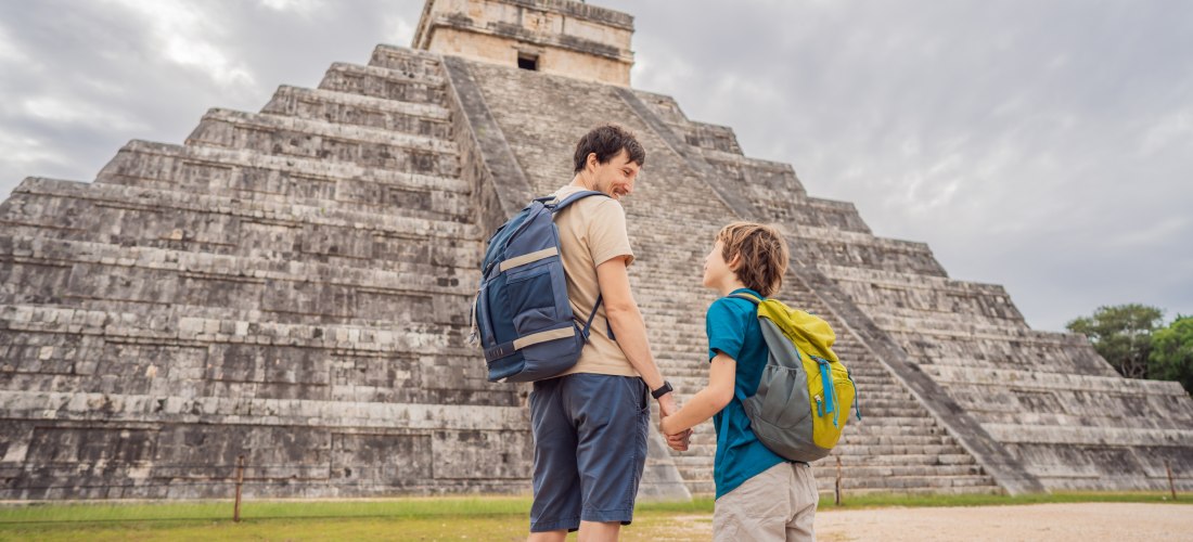 Vater und Sohn Touristen beobachten die alte Pyramide und den Tempel der Burg der Maya-Architektur bekannt als Chichen Itza Dies sind die Ruinen dieser alten präkolumbischen Zivilisation