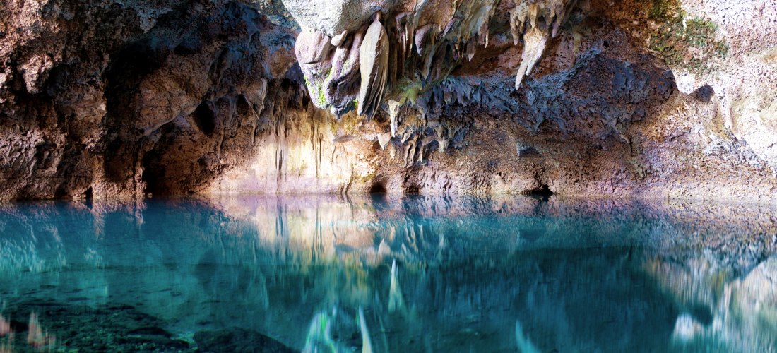 Kristallklarer unterirdischer See in einer Kalksteinhöhle mit Stalaktiten in der Dominikanischen Republik