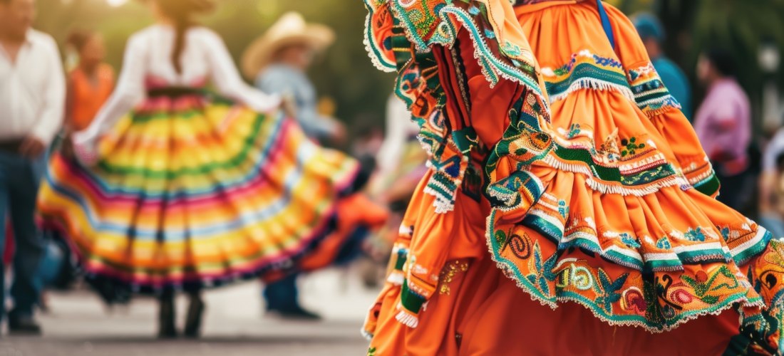 Lateinamerikanisches Paar in traditioneller mexikanischer Kleidung beim Kulturfestival.