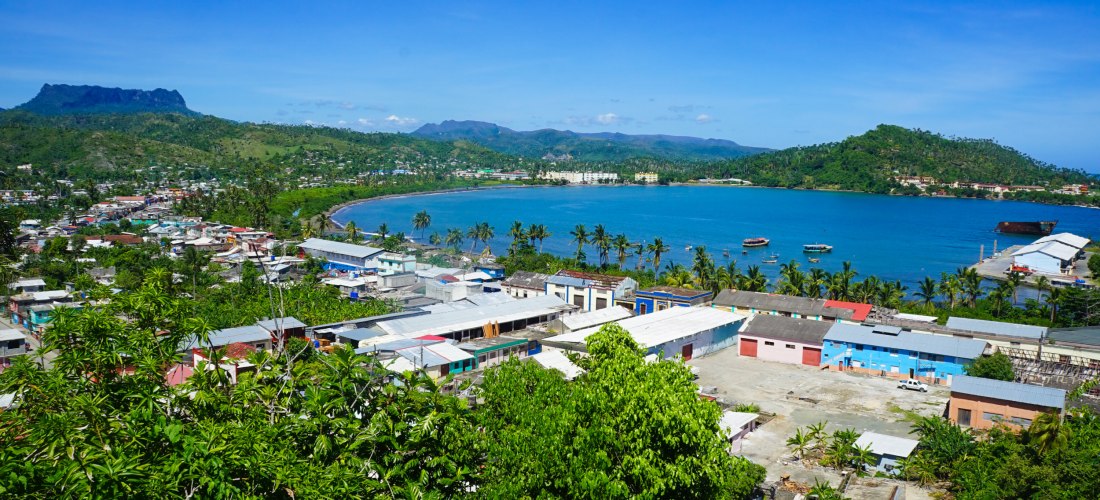 Baracoa – tropisches Küstenparadies im Osten Kubas Panoramablick auf die Küstenstadt Baracoa im Osten Kubas mit türkisblauer Bucht, Palmen, bunten Häusern und grünen Hügeln im Hintergrund – ein verstecktes Juwel der Karibik.