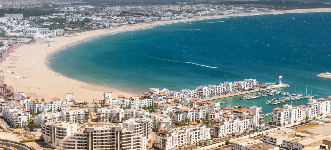 Blick auf den Strand, die Promenade und den Yachthafen von Agadir, Marokko – beliebtes Reiseziel an der Atlantikküste mit modernem Flair.