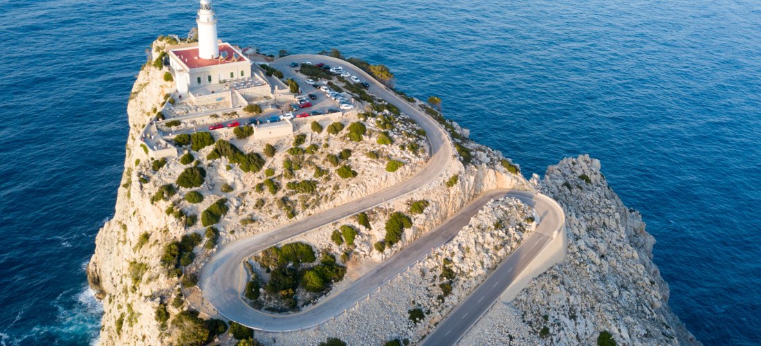 Luftaufnahme des Leuchtturms von Cap de Formentor auf Mallorca, gelegen auf einer spektakulären Klippe über dem Meer