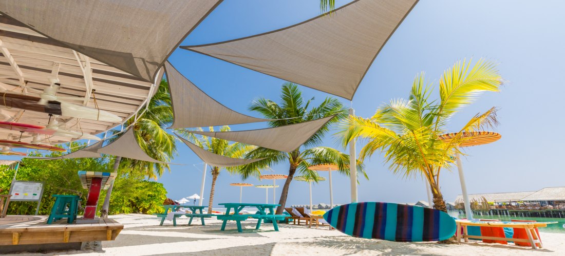 Strandbar, blaues Paradiesmeer und Kokosnussbaum, auf Reisen, leichtes, langsames Chillen, Erfrischung, Sommerlocation