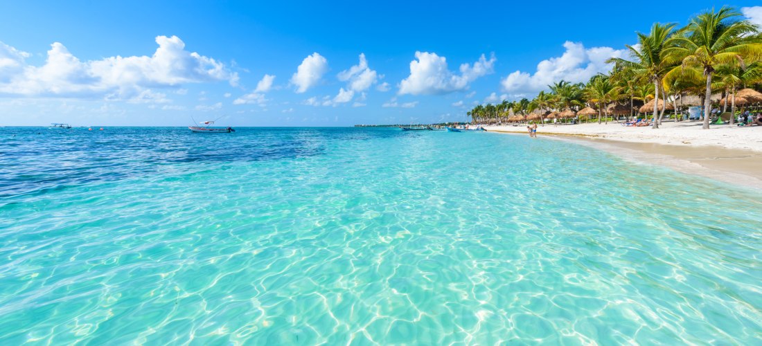 Weißer Sandstrand mit Palmen und kristallklarem Wasser an der Playa Akumal in Mexiko – Karibikstrand, perfekt für Urlaub 2025/2026
