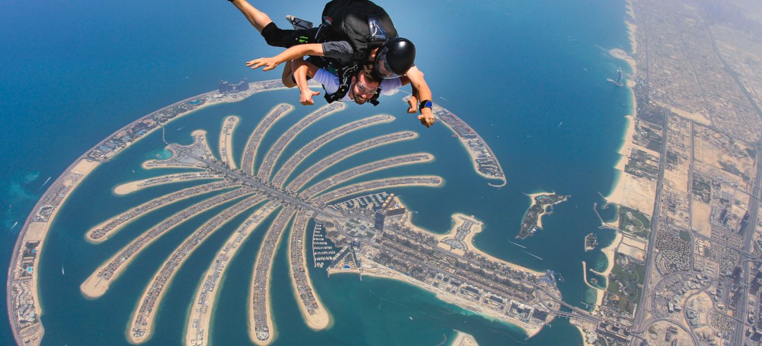 Fallschirmspringen über der Palme in Dubai