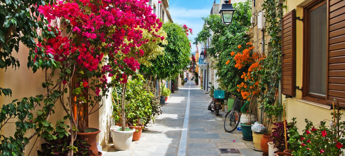 schmale Passage zwischen Gebäuden mit Blumen