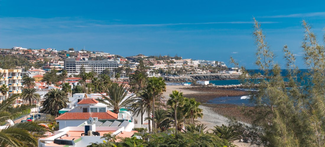 Panoramablick auf San Agustín auf Gran Canaria mit Strand, Hotels und Palmen am Atlantik