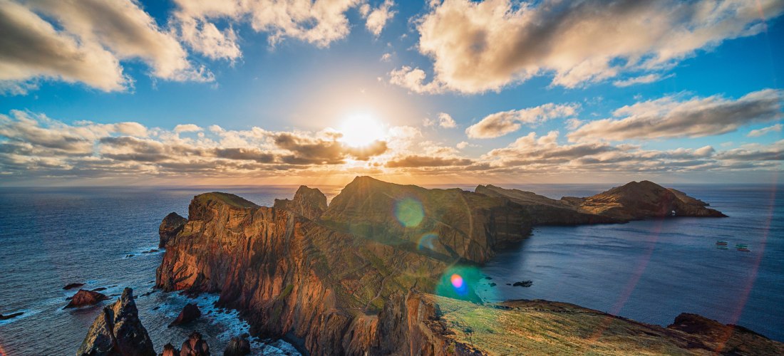 Ponta de São Lourenço Madeira – Sonnenaufgang über Klippen Sonnenaufgang über der Halbinsel Ponta de São Lourenço auf Madeira mit schroffen Klippen und Atlantikküste