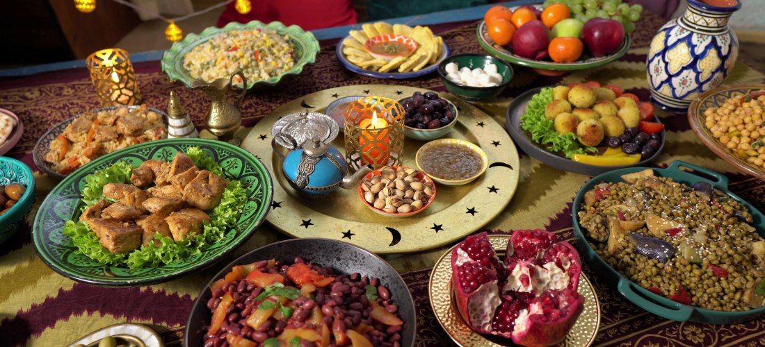 Ramadan-Iftars – das Ende des Fastens. Tisch mit Datteln, orientalischen Speisen und Süßigkeiten