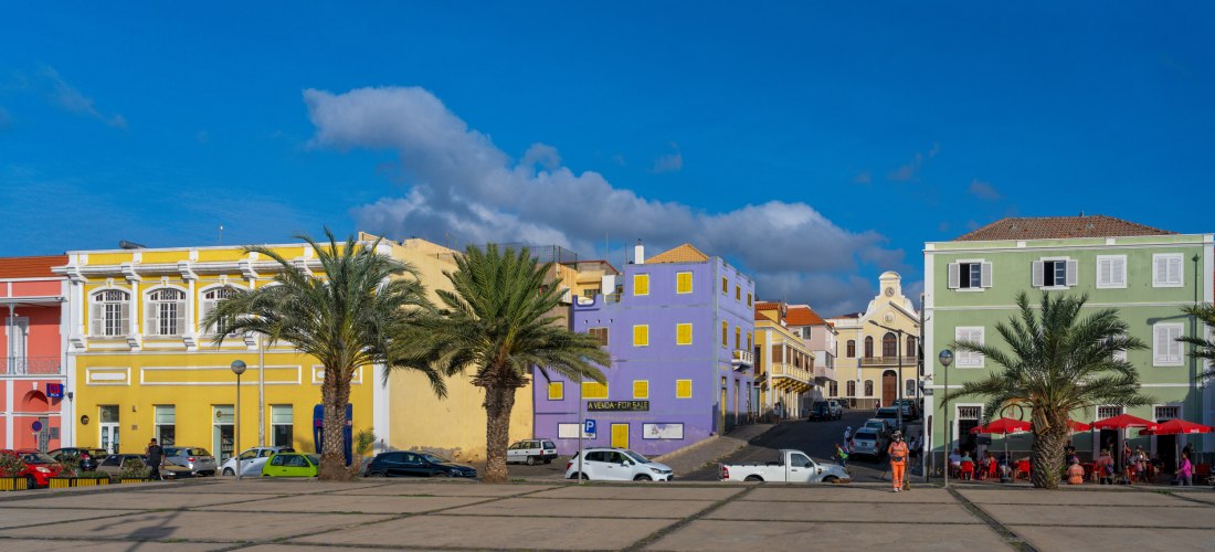 Bunte Kolonialhäuser und Palmen am Platz von Mindelo, São Vicente – farbenfrohe Architektur auf den Kapverden