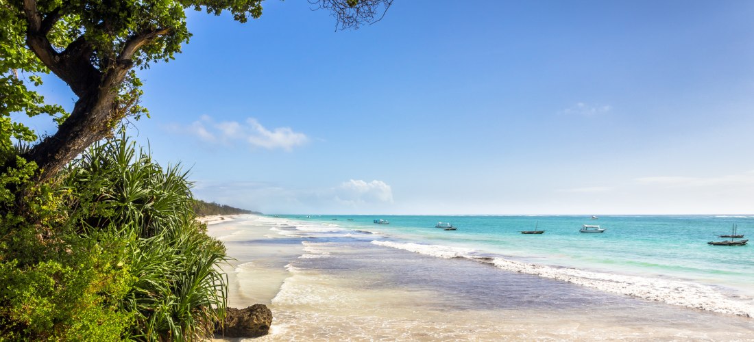 Diani Beach in Kenia mit türkisblauem Wasser und tropischer Küste – beliebtes Reiseziel