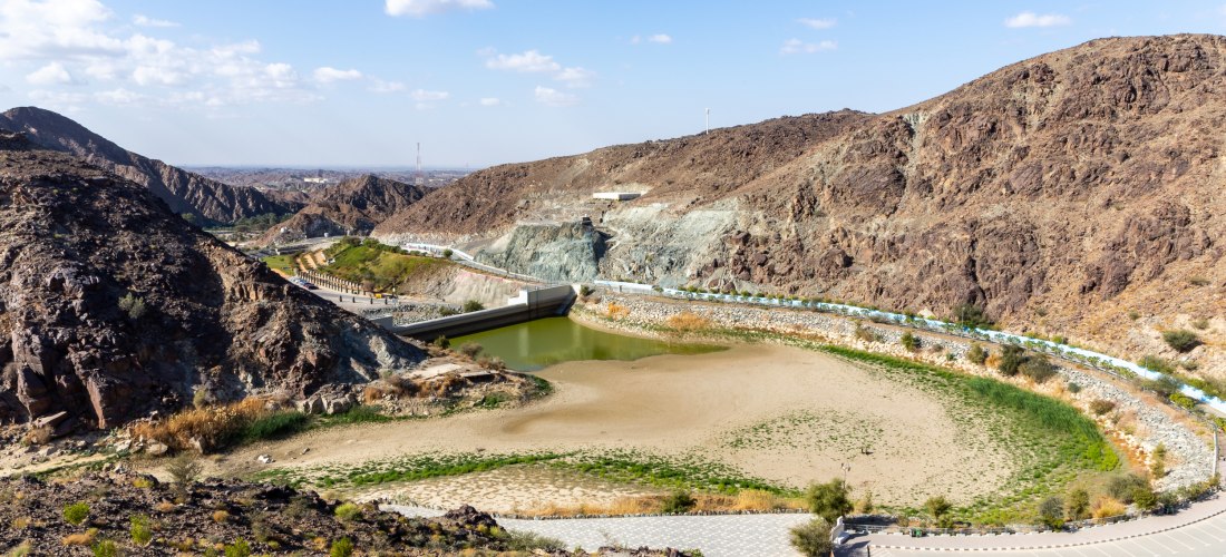 Shawka Dam im Wadi Shawka Ras Al Khaimah mit Wasserreservoir, Talblick und umliegenden Bergen.