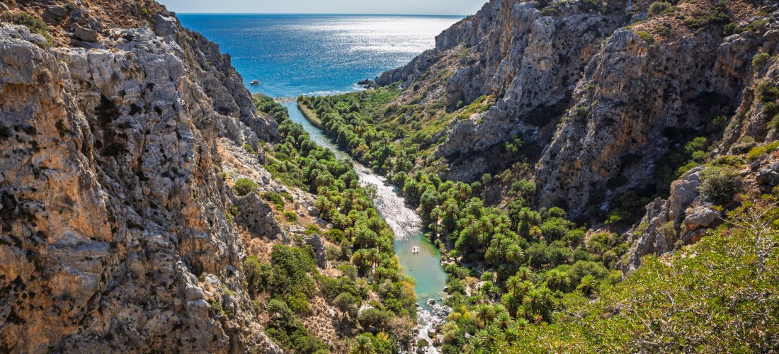 Schlucht in Kreta mit Blick auf den Palmenstrand von Preveli