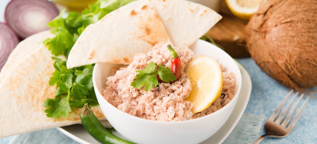 Traditionelles maledivisches Frühstück mit Thunfisch, Kokosnuss, Zwiebeln und Chili mit Chapati-Tortillas.