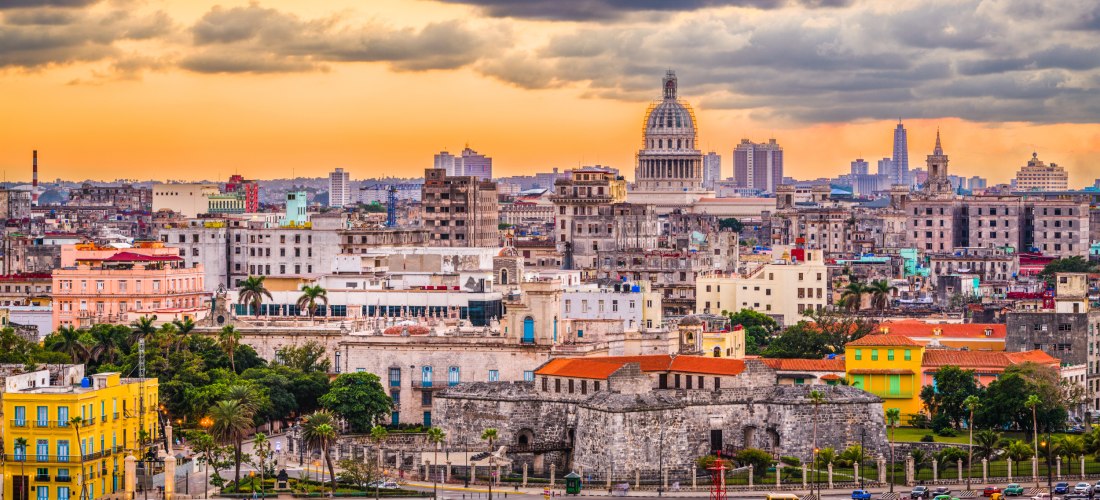 Havanna Skyline bei Sonnenuntergang – Blick über die Altstadt Panorama von Havanna Kuba mit Capitolio und Altstadt bei Sonnenuntergang mit Wolken am Himmel