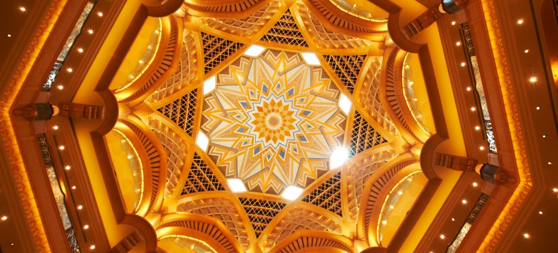 Prunkvolle goldene Deckenkuppel mit orientalischem Muster im Emirates Palace Hotel in Abu Dhabi