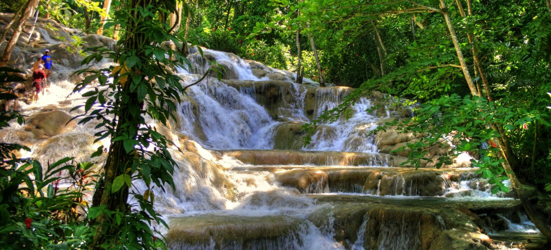 Dunn’s River Falls in Ocho Rios, Jamaika – Wasserfall mit Kalksteinterrassen im tropischen Regenwald.