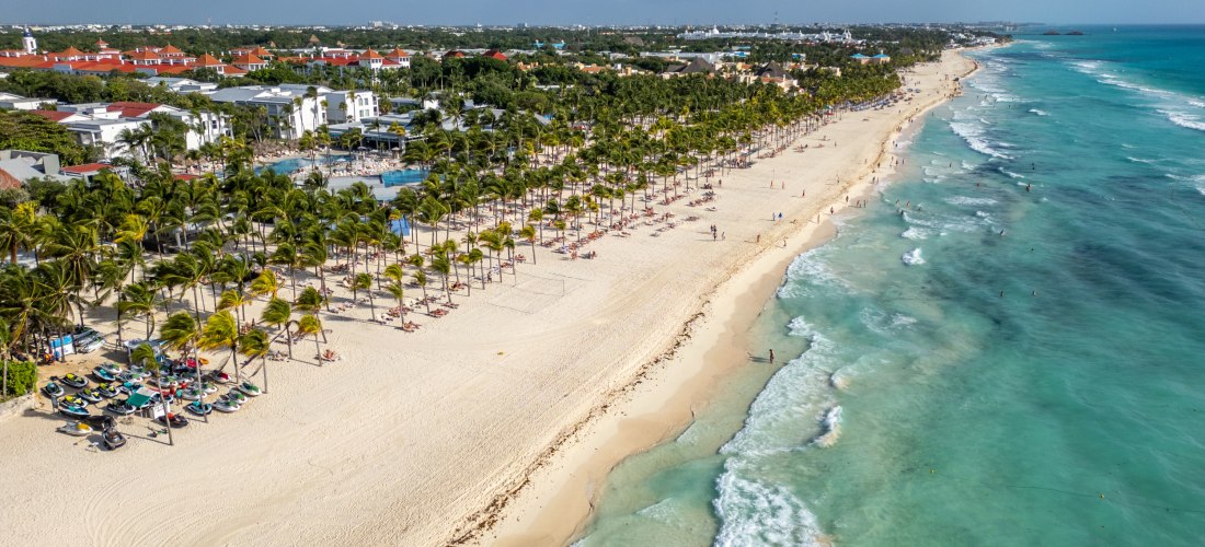 Luftaufnahme von Playa del Carmen in Mexiko mit langem Sandstrand, Palmen, Resorts und türkisem Karibikmeer – beliebtes Reiseziel 2025/2026
