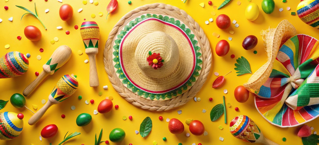 Buntes mexikanisches Osterdekor, Sombrero, Maracas und Eier, Ostern
