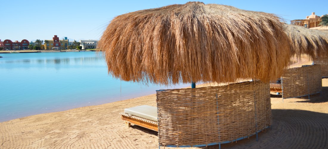Wunderschöne Landschaft im Steigenberger Golf Resort El Gouna in El Gouna, Sonnenschirm, Liegen, Sonne, Sand und blauer Himmel