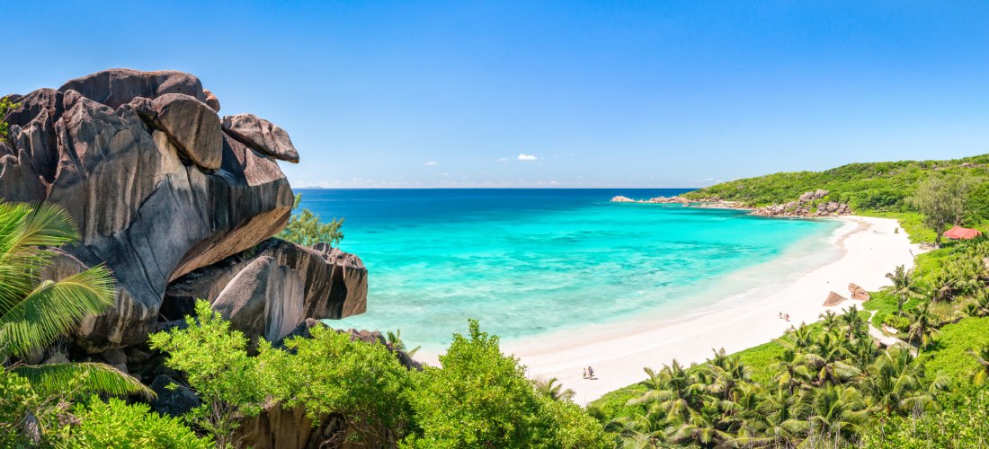 Anse Lazio Strand auf Praslin, Seychellen 2025/2026 – weißer Sandstrand, türkisblaues Meer und Granitfelsen