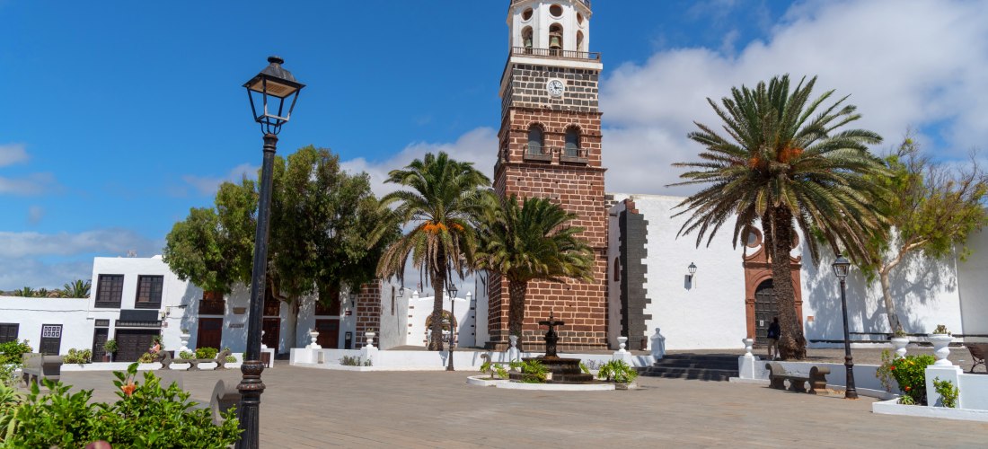 Plaza de San Miguel in Teguise auf Lanzarote mit der Kirche San Miguel und ihrem markanten Glockenturm.