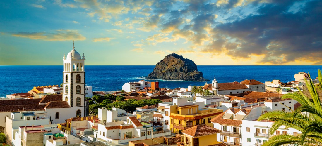 Blick auf die Altstadt von Garachico auf Teneriffa mit Kirche und Roque de Garachico im Atlantik