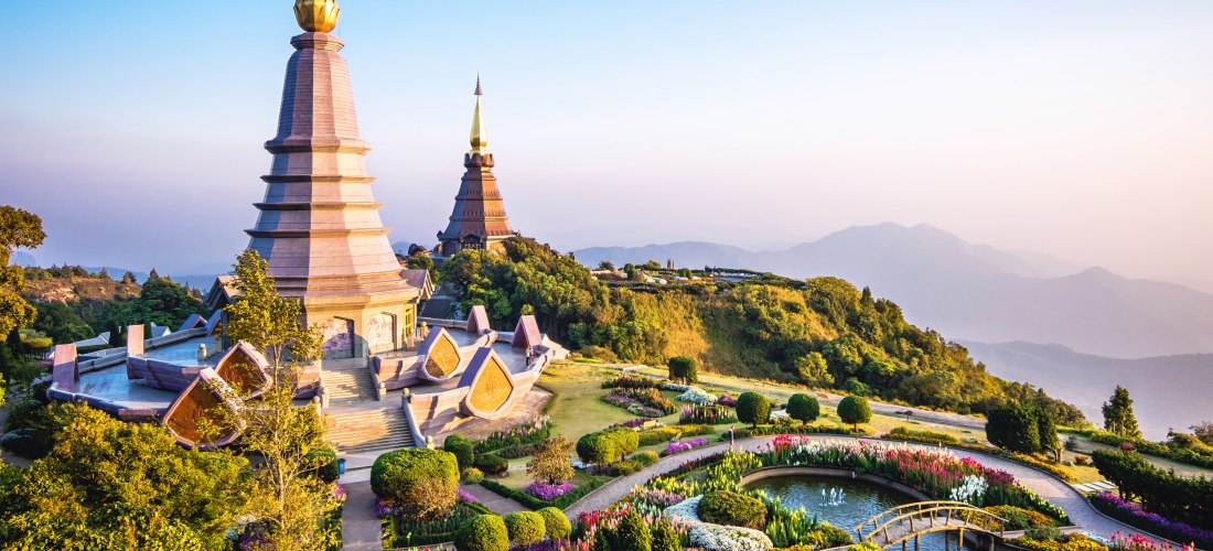 Die Königlichen Pagoden auf dem Doi Inthanon – Thailands höchster Berg bei Chiang Mai Die Königlichen Pagoden auf dem Doi Inthanon bei Chiang Mai umgeben von blühenden Gärten und Bergpanorama
