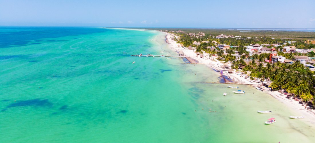 Luftaufnahme der Isla Holbox in Mexiko mit weißen Sandstränden, Palmen und türkisfarbenem Meer – Karibikinsel 