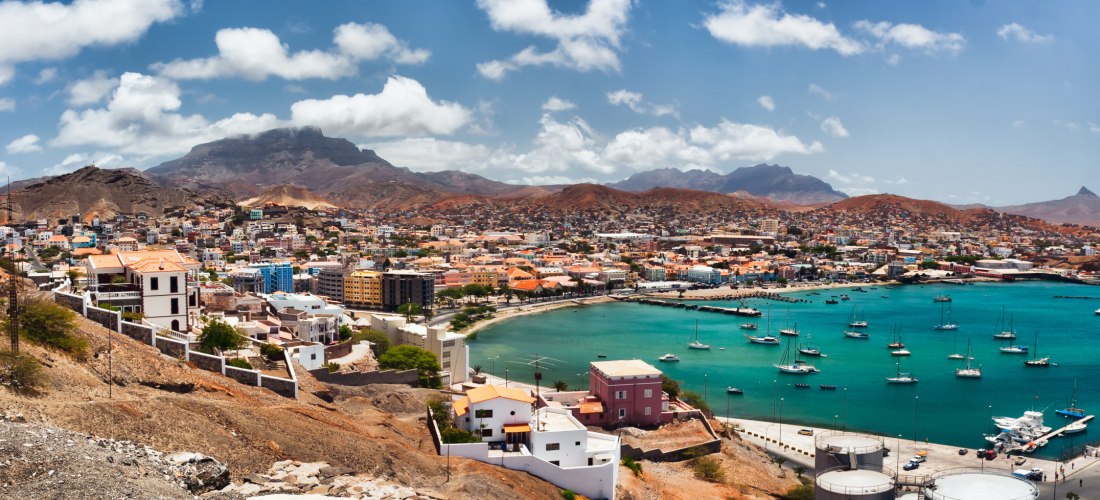 Panorama von Mindelo, São Vicente – Hafenbucht mit Segelbooten, Stadt am Hang und vulkanischer Bergkulisse auf den Kapverden