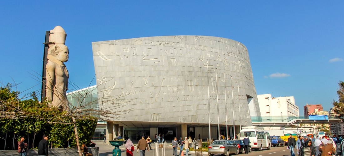 Bibliothek von Alexandria, Wand, Statue, Autos und Menschen