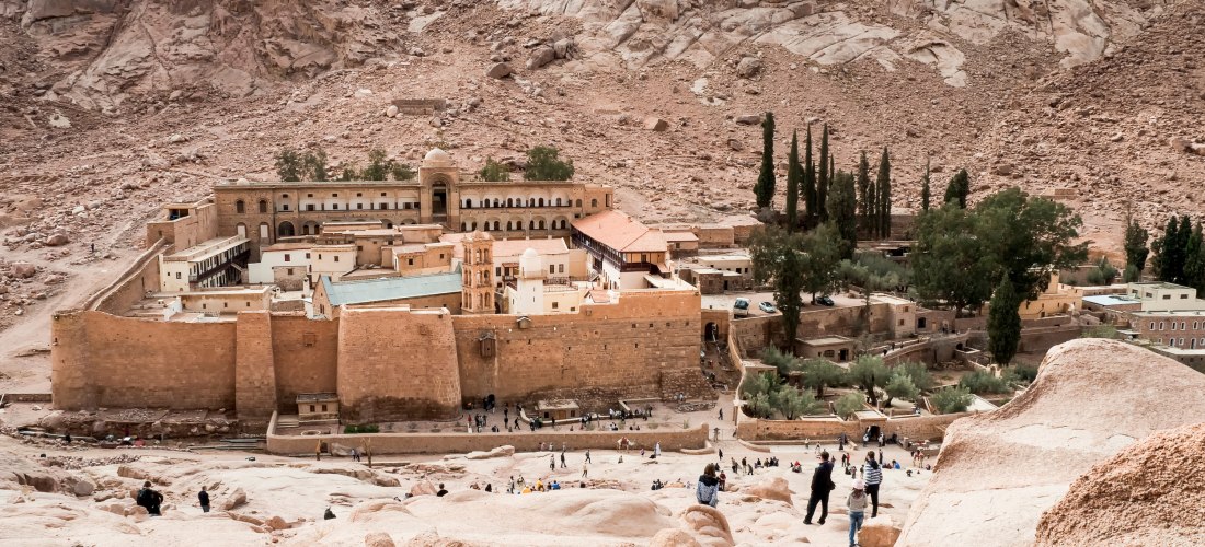Ägypten - Sharm El Sheikh Das Bild zeigt das historische Katharinenkloster, das am Fuß des Berges Sinai im Süden der Sinai-Halbinsel liegt. Die Klosteranlage ist von einer hohen, festen Mauer umgeben und besteht aus zahlreichen Gebäuden mit hellen Dächern, einem zentralen Glockent