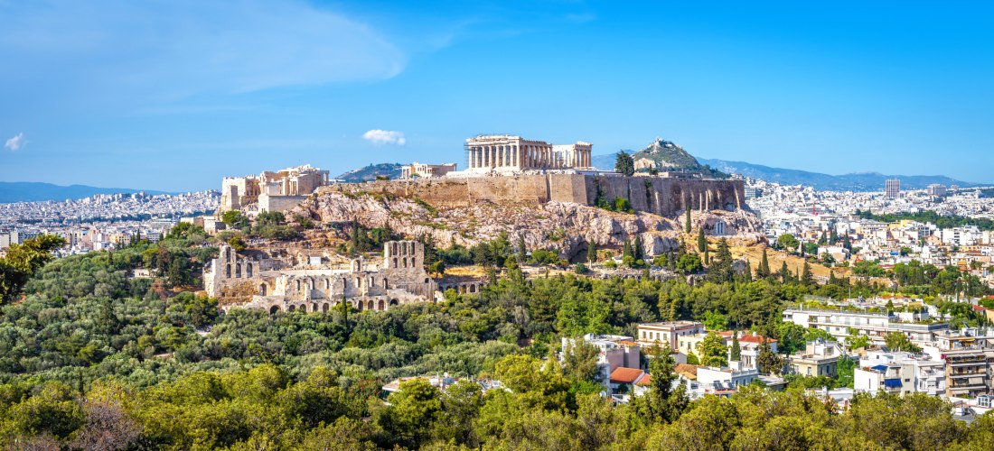 Panoramablick auf die Akropolis von Athen mit dem Parthenon; vorne das Odeon des Herodes Atticus, dahinter die Stadt und der Lykabettus-Hügel
