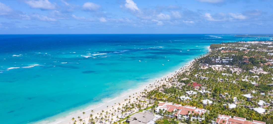 Luftaufnahme von Punta Cana in der Dominikanischen Republik mit langen weißen Sandstränden, türkisblauem Meer und zahlreichen Resorts unter Palmen