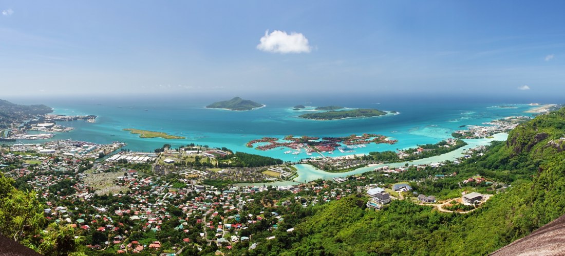 Panorama von Victoria auf Mahé, Hauptstadt der Seychellen 2025/2026 mit Blick auf die vorgelagerten Inseln und den türkisblauen Ozean