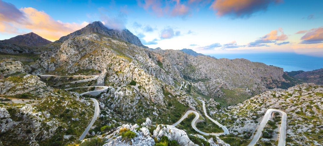Spektakuläre Serpentinenstraße Sa Calobra im Tramuntana-Gebirge auf Mallorca mit Blick auf die Berge und das Meer