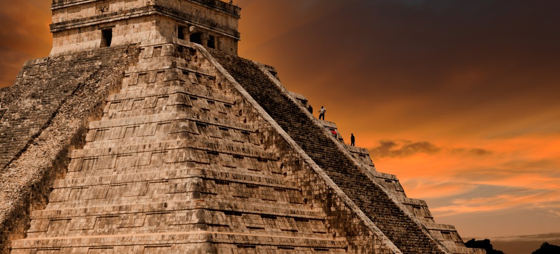 Die majestätische Pyramide von Chichén Itzá erstrahlt im warmen Licht des Sonnenuntergangs. Die berühmte Maya-Stätte auf der Halbinsel Yucatán, Mexiko, zählt zu den neuen sieben Weltwundern und zieht jedes Jahr zahlreiche Besucher an. Die beeindruckende A