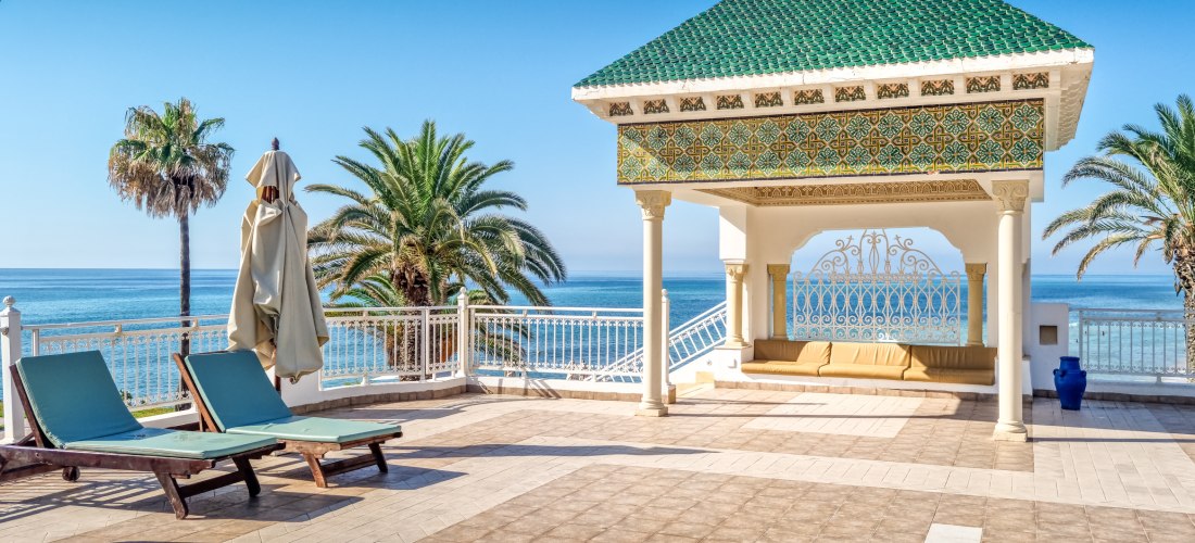 Pavillon mit dem Meer im Hintergrund, Hammamet, Tunesien