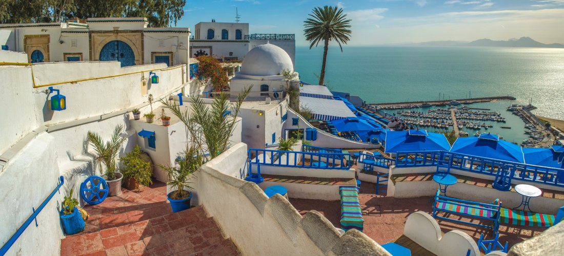Wunderschöner Panoramablick auf das Meer und die Caféterrasse in Sidi Bou Said, Tunesien.