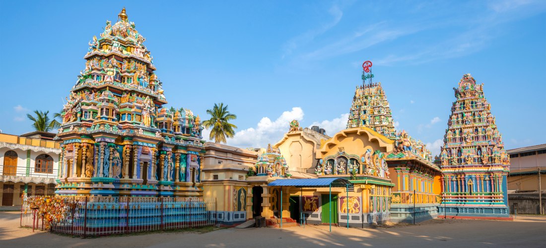 Bunter Hindu-Tempel in Trincomalee, Sri Lanka, mit detailreichen Gopurams und traditionellen Figuren