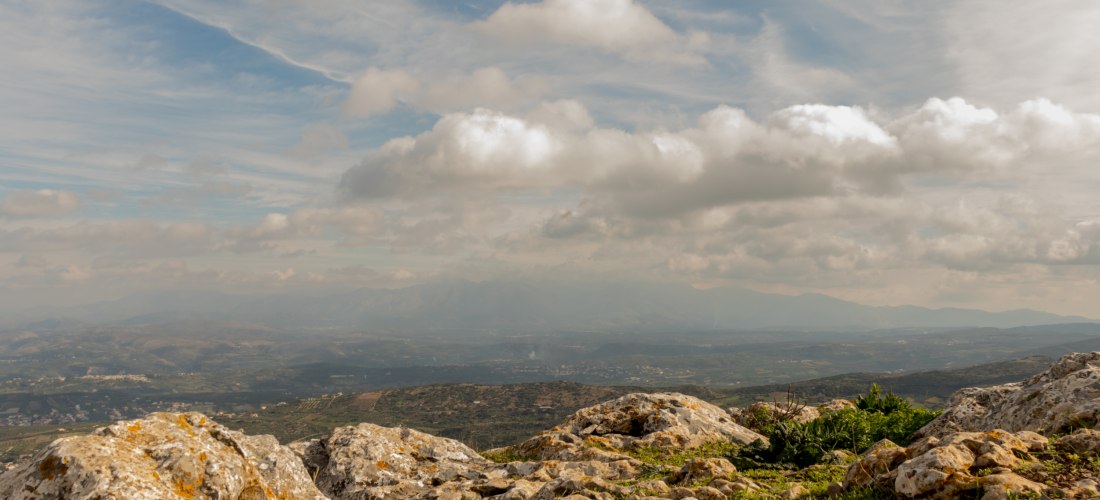 Landschaft auf Kreta - die ländliche Gegend von Archanes vom Gipfel des Berges Giouchtas aus.
